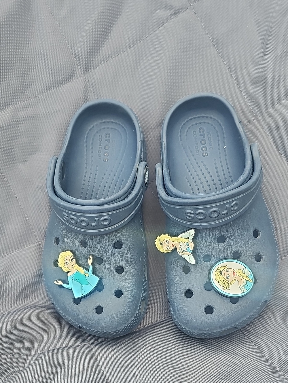 CROCS Navy Blue Kids Clog Sandals with Frozen Elsa Charms O5